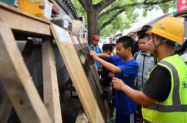 半个月修复一块砖雕东四居民体验古建修复技艺