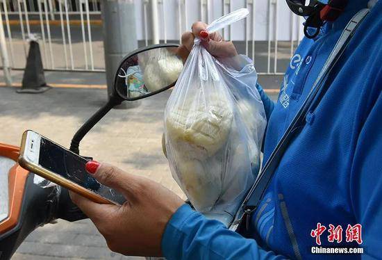 每天给你送餐的外卖小哥们，看他一日三餐都吃啥？