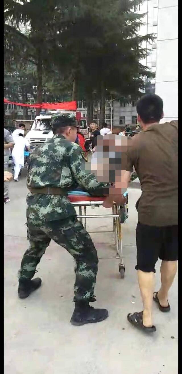 事发后有伤者前往义马市人民医院就诊。受访者供图