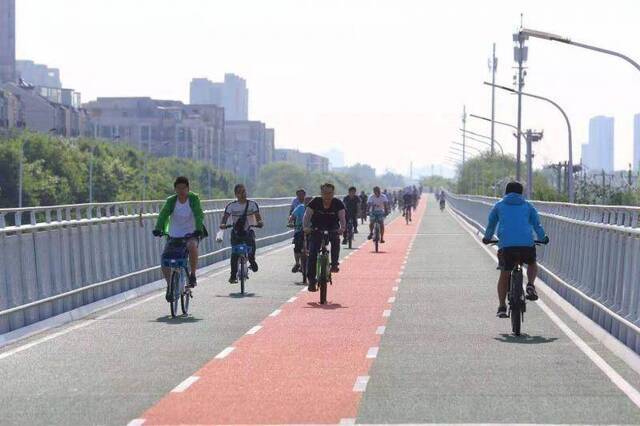 北京首条自行车专用道开通后 回龙观地区骑行者数量上涨