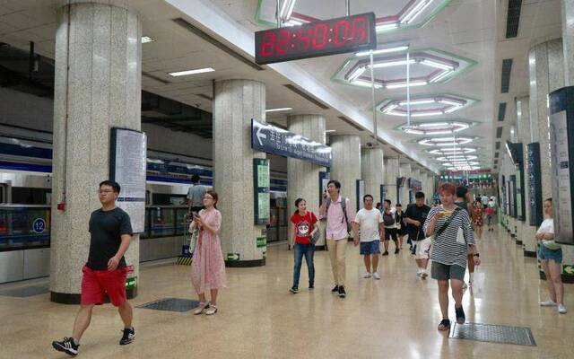 “夜地铁”首日 记者体验四大出行方式