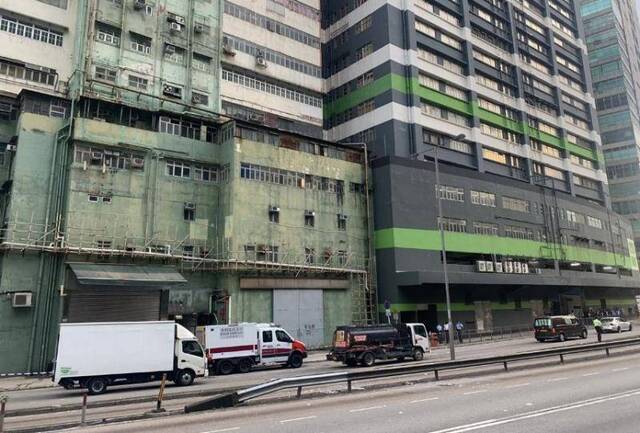 警方于荃湾一大厦内发现疑似爆炸品图源：港媒