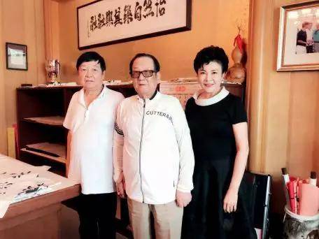 2019年春节期间，阚丽君（右）与朱建民（北京市网球运动协会会长）看望张百发（中）。图/受访者提供
