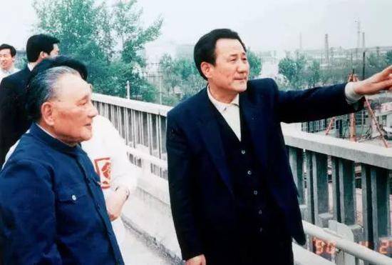  1990年4月29日，邓小平在北京市副市长张百发陪同下视察北京市的城市建设。图/中新