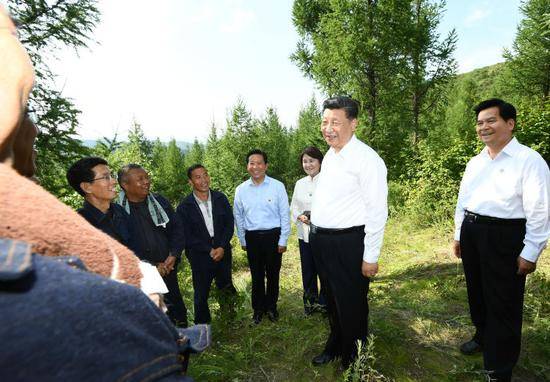 15日，习近平在赤峰市喀喇沁旗马鞍山林场同正在劳作的护林员们交流，了解他们的工作、生活、家庭情况。