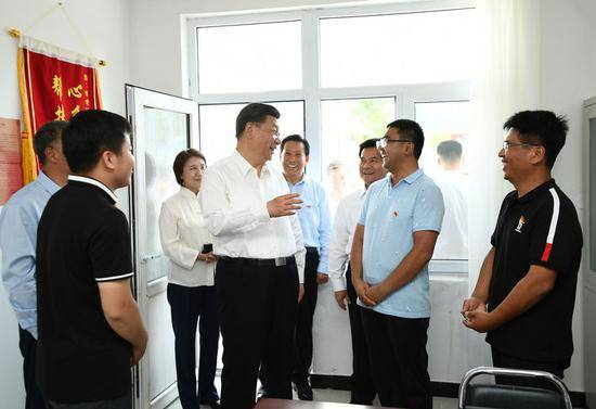 15日，习近平在赤峰市喀喇沁旗河南街道马鞍山村党群服务中心了解基层党建、民族团结和乡村振兴情况。