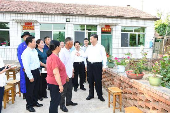 15日，习近平在赤峰市喀喇沁旗河南街道马鞍山村村民张国利家，同基层干部群众代表亲切交流。