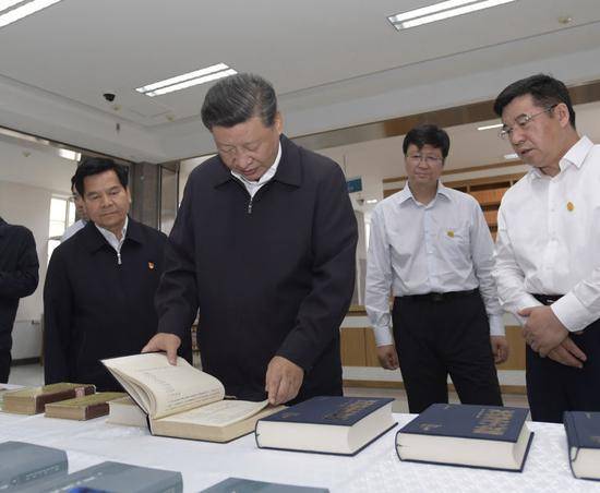 16日，习近平在位于呼和浩特市的内蒙古大学了解学校建设发展历史、教学科研工作情况。