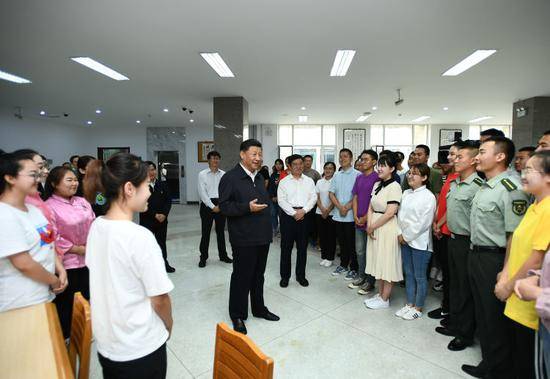 16日，习近平在内蒙古大学图书馆同学生们亲切交谈，勉励他们志存高远、脚踏实地、发奋图强。