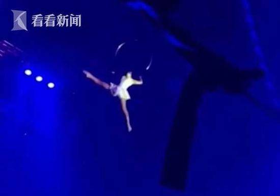 10米高表演杂技出意外 女演员突然坠落吓坏观众