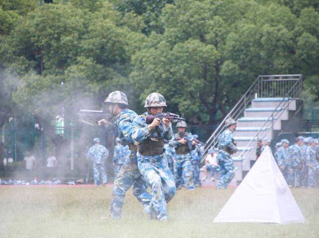 沪上高校军训首次上演真人版“穿越火线”