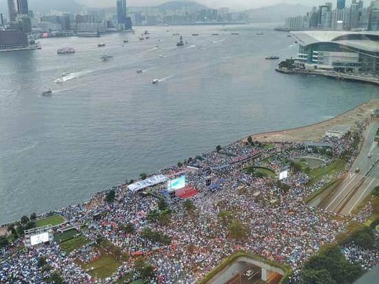  7月20日，众多香港民众自发前往添马公园参加守护香港大联盟组织的“守护香港”大型集会。摄/杨升