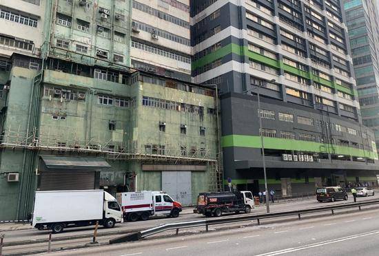 香港警方于荃湾一大厦内发现疑似爆炸品图源：港媒