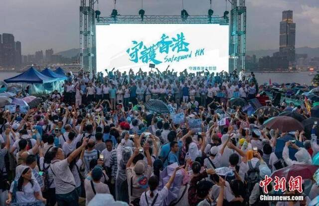 风雨中抱紧香港 逾31万人冒雨集会向暴力说“不”