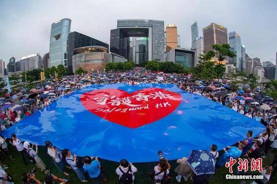 7月20日下午，30余万香港市民在金钟添马公园参加“守护香港”集会，共同守护香港法治的核心价值，维护法治，反对暴力。中新社记者张炜摄