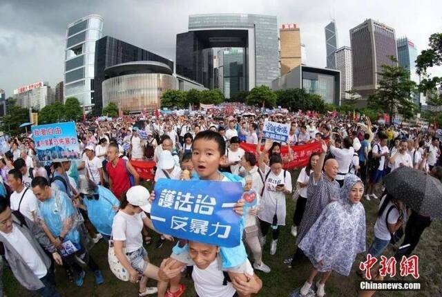 风雨中抱紧香港 逾31万人冒雨集会向暴力说“不”