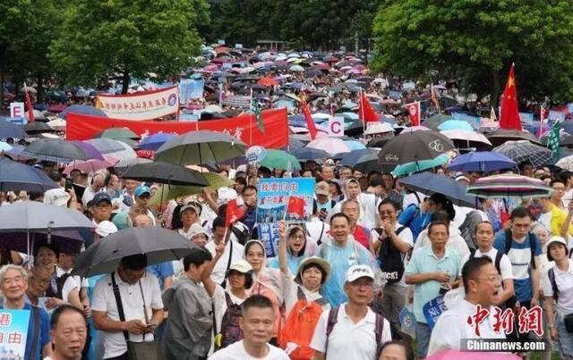 风雨中抱紧香港 逾31万人冒雨集会向暴力说“不”