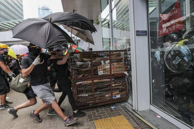 7月1日，抗议者冲击立法会大楼的窗户港媒图