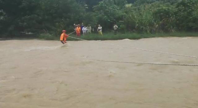 江西84名驴友遇山洪被困，80人获救4人死亡