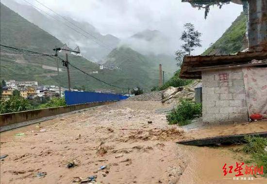 国道245甘洛段泥石流