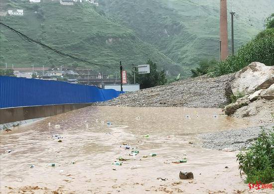 四川凉山暴雨多条道路中断 大桥断裂暂无法通行