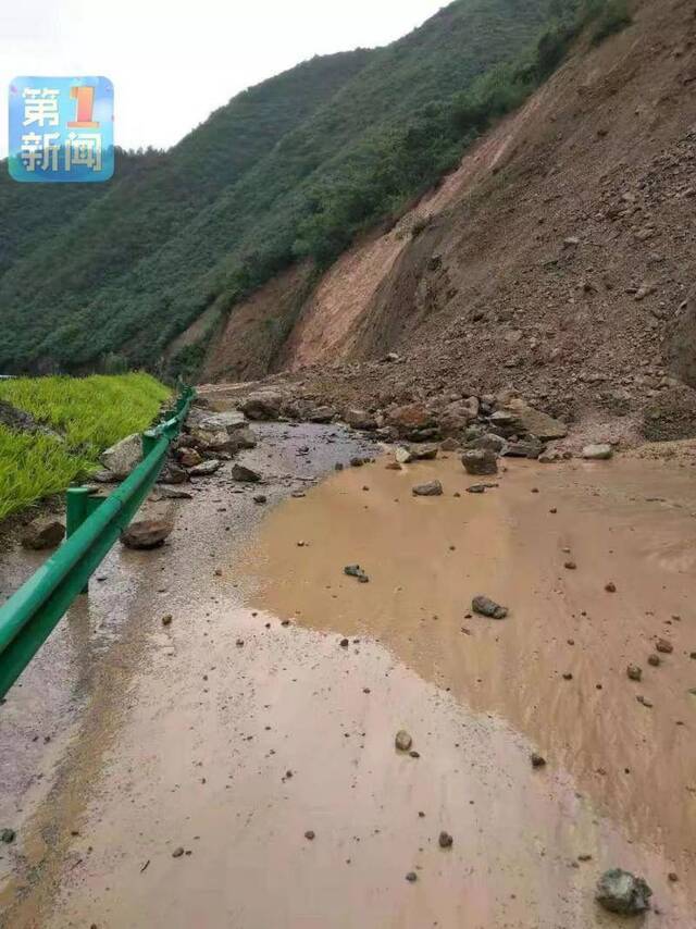 陕西连发暴雨预警：汉中遭遇城市内涝 路毁桥榻