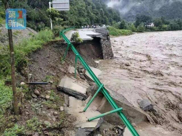 陕西连发暴雨预警：汉中遭遇城市内涝 路毁桥榻