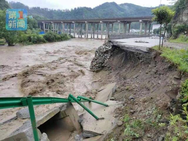 陕西连发暴雨预警：汉中遭遇城市内涝 路毁桥榻