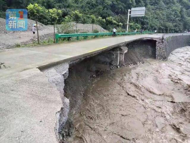 陕西连发暴雨预警：汉中遭遇城市内涝 路毁桥榻