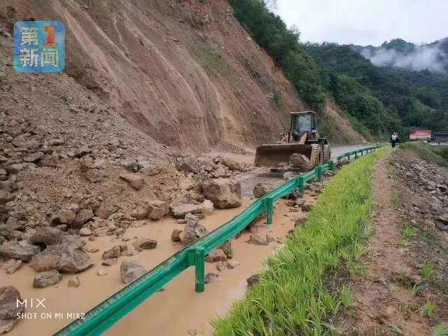 陕西连发暴雨预警：汉中遭遇城市内涝 路毁桥榻