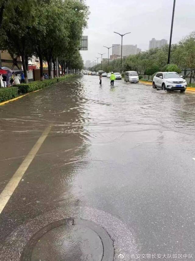 陕西连发暴雨预警：汉中遭遇城市内涝 路毁桥榻