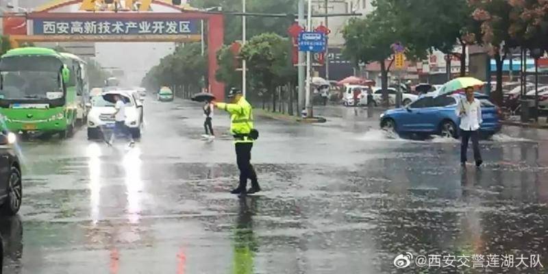 陕西连发暴雨预警：汉中遭遇城市内涝 路毁桥榻