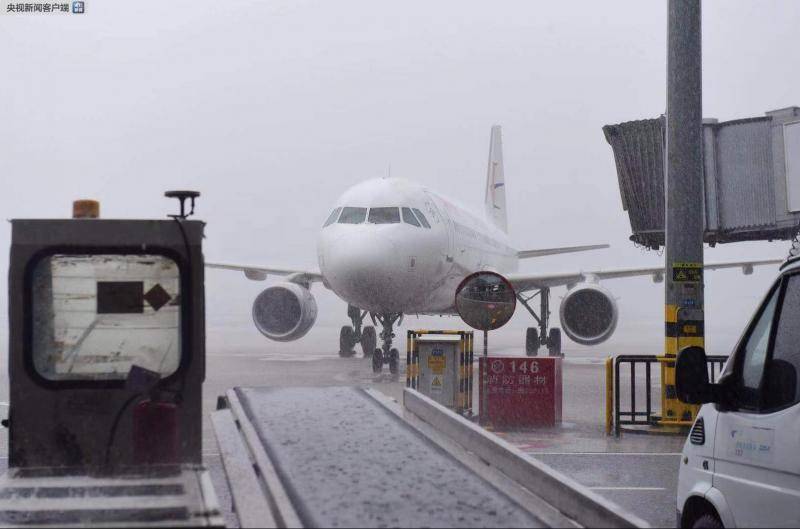 成都双流机场遭遇雷暴天气 航班大面积延误