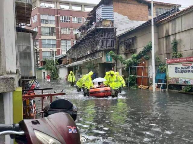 昆明30年来最大降雨：61车被困 隧道积水1.5米