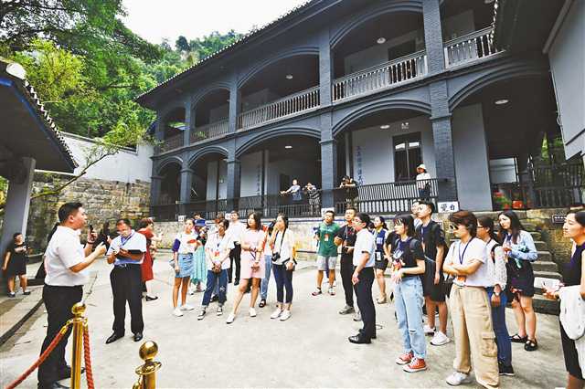 “走访红岩村等地，目之所见十分震撼”