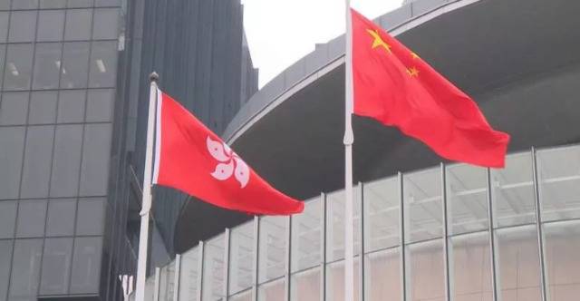 香港示威者污毁国徽：逾越表达意见底线