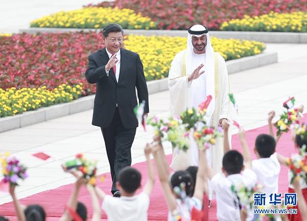 7月22日，国家主席习近平在北京人民大会堂同阿联酋阿布扎比王储穆罕默德举行会谈。这是会谈前，习近平在人民大会堂东门外广场为穆罕默德举行欢迎仪式。新华社记者庞兴雷摄