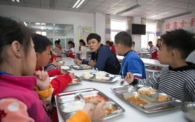 山东要求中小学幼儿园落实“陪餐制”，公开食品加工过程