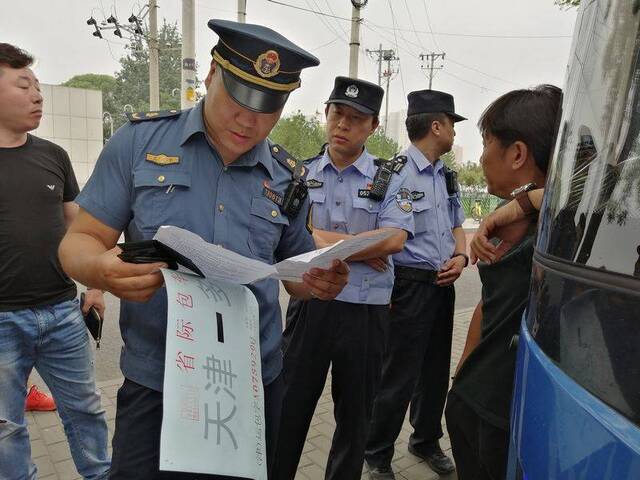 北京公交警方查扣5辆“黑长途车”