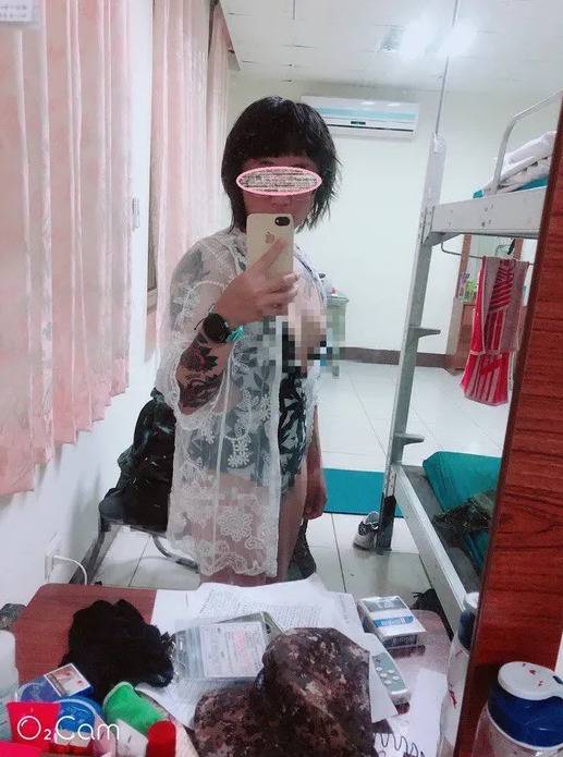 台女兵拍的露纹身暴露照片外泄 台军称其违规自拍