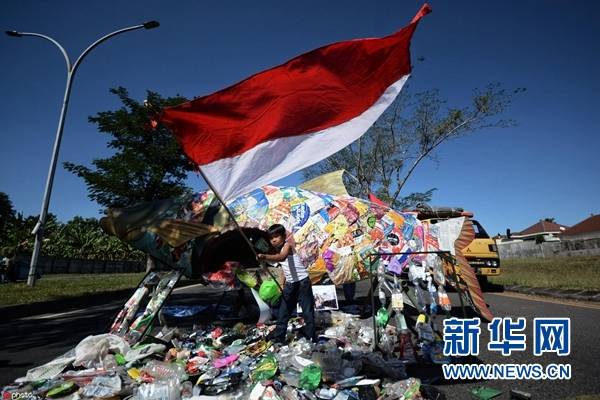 当地时间2019年7月12日，印尼东爪哇岛泗水，印尼示威者在美国驻泗水总领馆办公室一带放置用垃圾打造的“塑料鱼”装置，抗议美国将垃圾出口到印尼。（图片来源：东方IC）