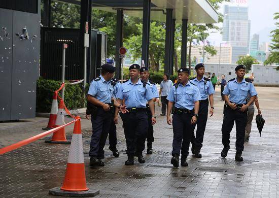 香港警察在立法会大楼外巡逻