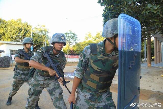 解放军在广东湛江模拟突发暴恐情况处置演练(图)