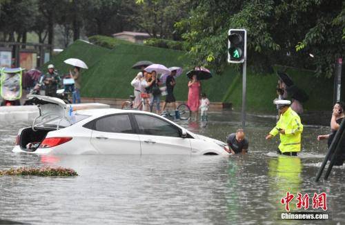 7月22日，四川成都，民警对水中滞留的车辆进行救援。安源摄