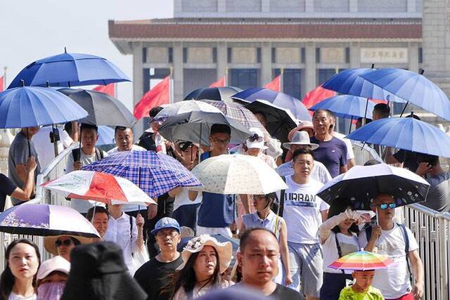 冰棍儿空调扇齐上阵大暑高温“烤”市民