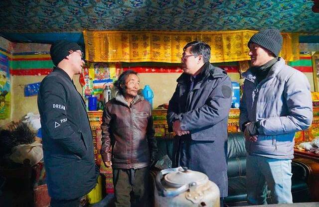 梁楠郁（右二）走访牧民图片来源：北京周报