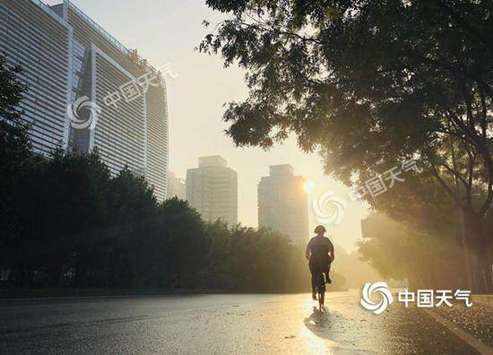 今晨，北京雨过天晴。（图/王晓）