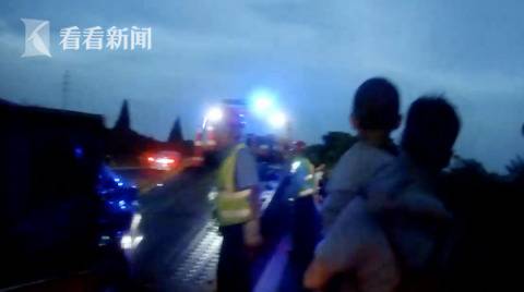 天气炎热大货车爆胎撞上小车 一家三口险中逃生