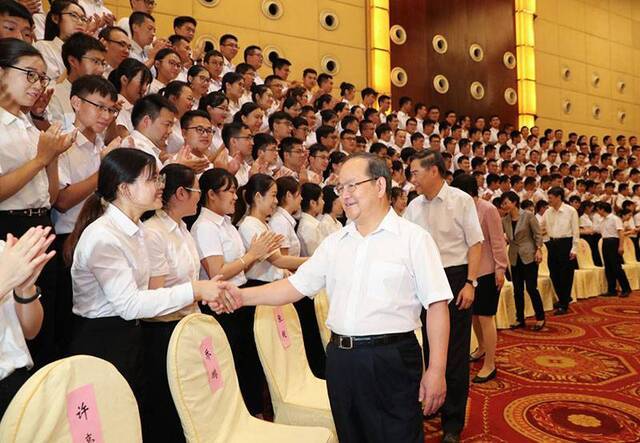 鹿心社在会见广西2019年定向选调生及引进高水平大学博士代表时寄语