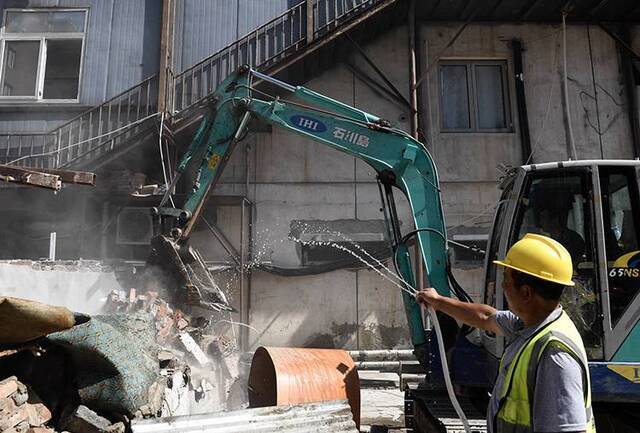 劲松城管拆除违建出租房